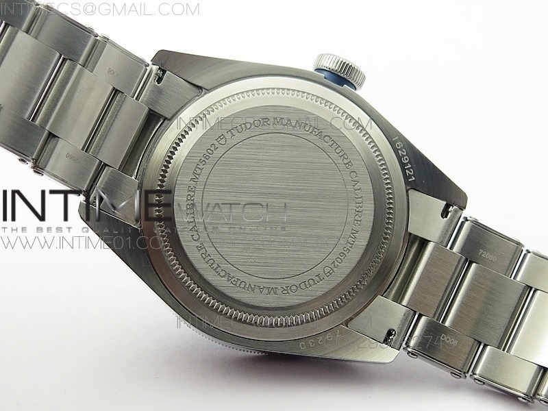 heritage-2016-black-bay-shield-zf-1-1-best-edition-blue-on-ss-bracelet-a2824 (9).jpg
